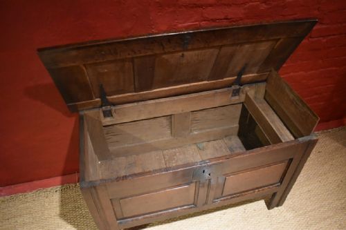 SMALL SEVENTEENTH CENTURY OAK COFFER - ADDITIONAL PHOTO 7