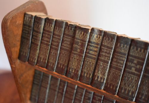 MINIATURE COMPLETE WORKS OF SHAKESPEARE - ADDITIONAL PHOTO 3