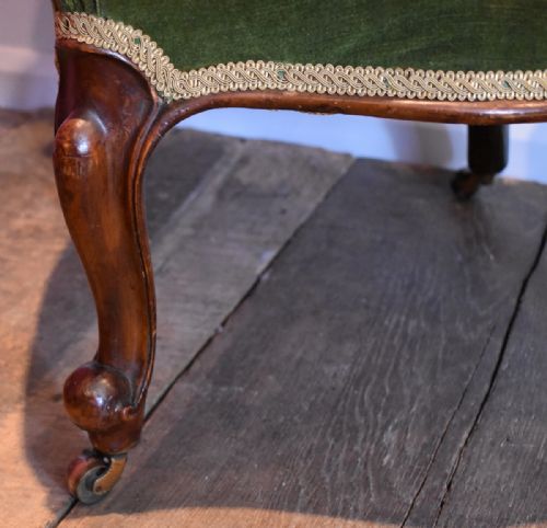 GOOD VICTORIAN WALNUT NURSING CHAIR - ADDITIONAL PHOTO 5