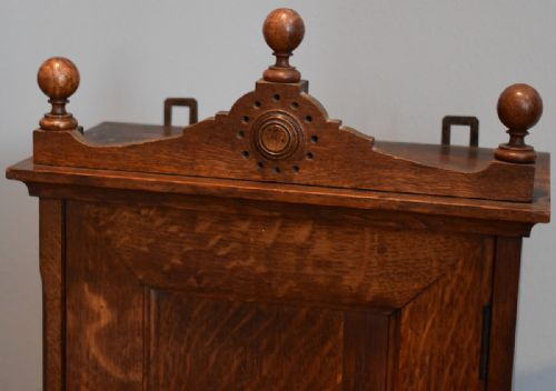 UNUSUAL SMALL FITTED OAK CUPBOARD - ADDITIONAL PHOTO 1