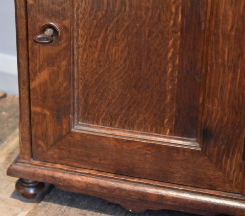 UNUSUAL SMALL FITTED OAK CUPBOARD - ADDITIONAL PHOTO 2