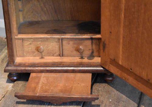 UNUSUAL SMALL FITTED OAK CUPBOARD - ADDITIONAL PHOTO 3