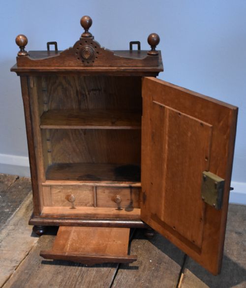 UNUSUAL SMALL FITTED OAK CUPBOARD - ADDITIONAL PHOTO 4