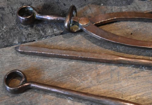 FINE SET OF ARTS AND CRAFTS COPPER FIRE IRONS - ADDITIONAL PHOTO 5