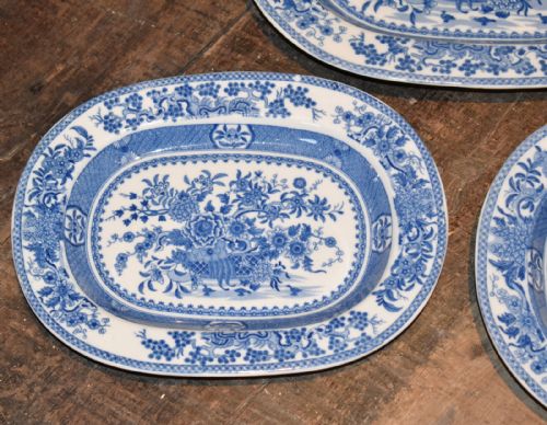 SET OF THREE GRADUATED BLUE AND WHITE PLATTERS - ADDITIONAL PHOTO 1