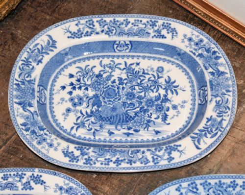SET OF THREE GRADUATED BLUE AND WHITE PLATTERS - ADDITIONAL PHOTO 3