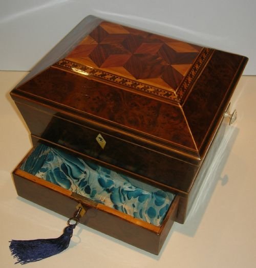 English Georgian Inlaid Burl Yew Sewing / Jewellery Box C. 1810