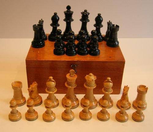 Antique English Boxwood Staunton Style Chess Set C.1900 / 1910