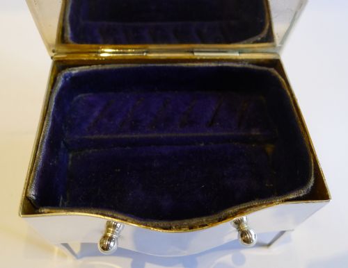 ENGLISH STERLING SILVER JEWELLERY BOX IN THE FORM OF A DRESSING TABLE DRESSER - ADDITIONAL PHOTO 6