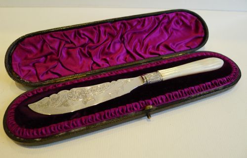 Antique Boxed English Sterling Silver & Mother of Pearl Butter Knife