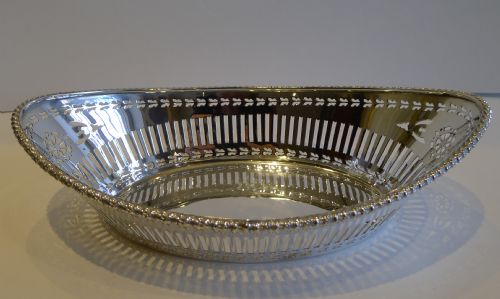 Smart Antique English Silver Plate Bread Basket by Goldsmiths' & Silversmiths' Co.