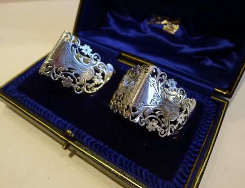 Top Quality Pair Antique Sterling Silver Triangular Napkin Rings

top Quality Pair Antique Sterling Silver Triangular Napkin Rings