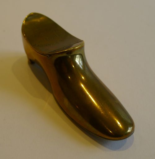 ANTIQUE VICTORIAN SHOE SNUFF IN BRASS DATED 1891 - ADDITIONAL PHOTO 1