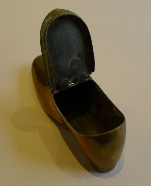 ANTIQUE VICTORIAN SHOE SNUFF IN BRASS DATED 1891 - ADDITIONAL PHOTO 4