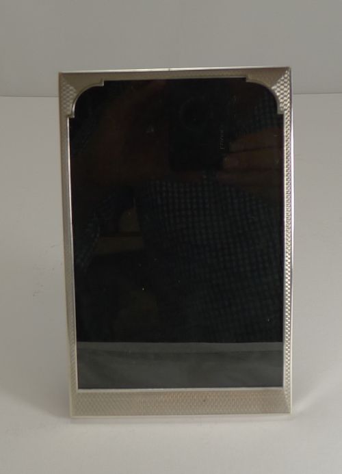 Smart Vintage English Sterling Silver Engine Turned Photograph Frame