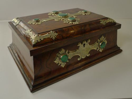 OUTSTANDING GAMES BOX IN BURL WALNUT BRASS AND MALACHITE C1880 - ADDITIONAL PHOTO 2