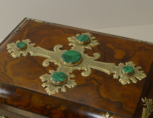 OUTSTANDING GAMES BOX IN BURL WALNUT BRASS AND MALACHITE C1880 - ADDITIONAL PHOTO 8