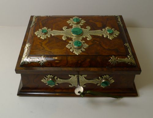 OUTSTANDING GAMES BOX IN BURL WALNUT BRASS AND MALACHITE C1880 - ADDITIONAL PHOTO 9