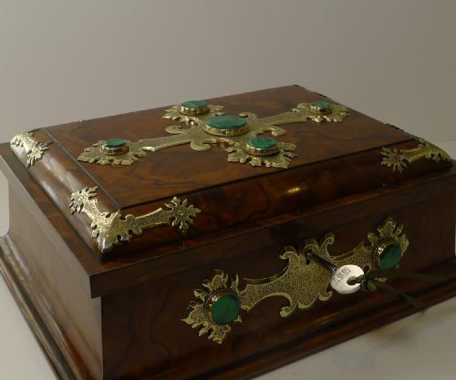 OUTSTANDING GAMES BOX IN BURL WALNUT BRASS AND MALACHITE C1880 - ADDITIONAL PHOTO 10