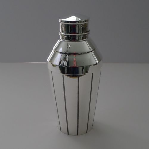 Smart Late Art Deco Cocktail Shaker in Silver Plate C.1940