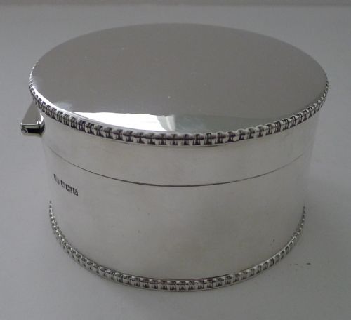 ENGLISH GEORGE V SOLID STERLING SILVER BISCUIT BOX 1910 - ADDITIONAL PHOTO 5