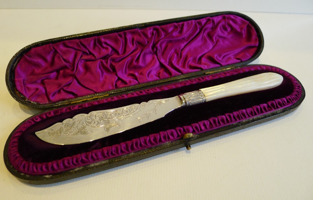 Antique Boxed English Sterling Silver & Mother of Pearl Butter Knife