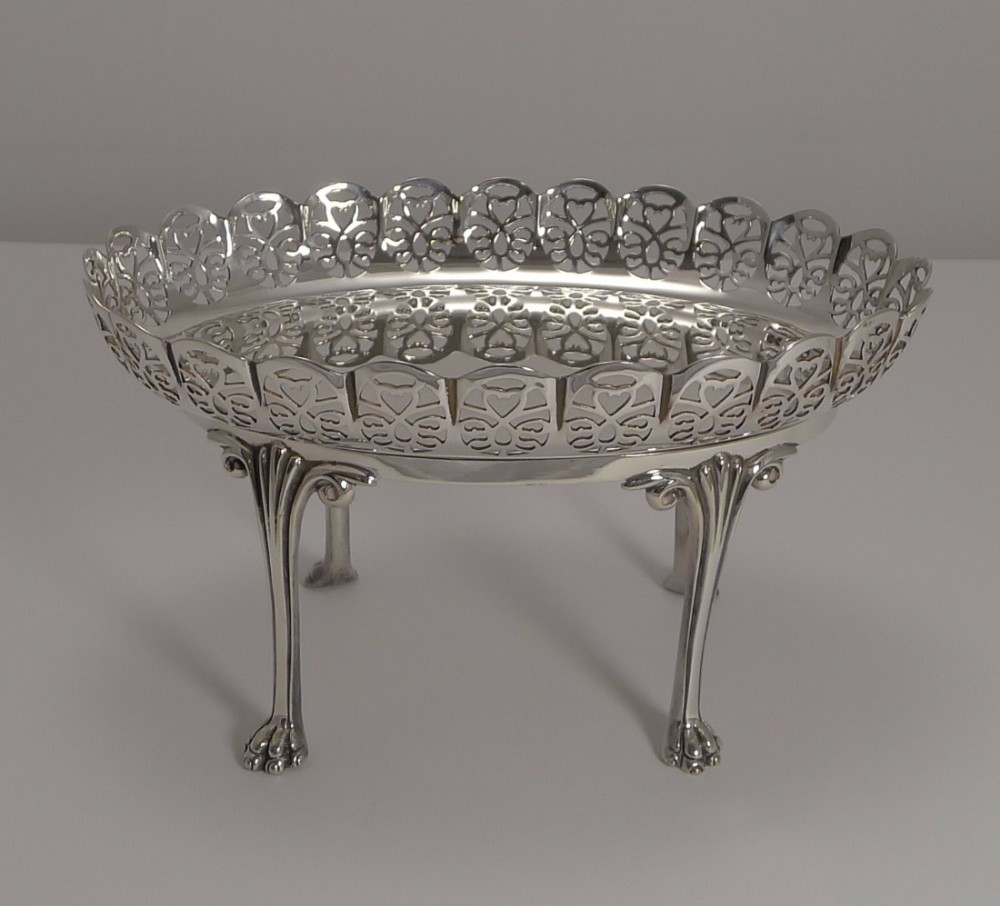 Beautiful Antique English Dish on Stand In Silver Plate c.1900