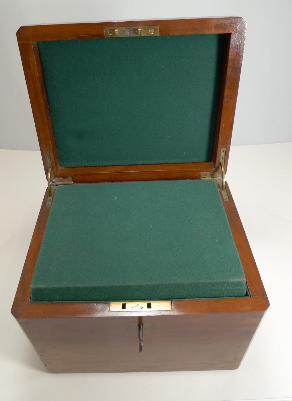 Magnificent Cased Elkington Silver Plated Biscuit Box - 1883 View XII