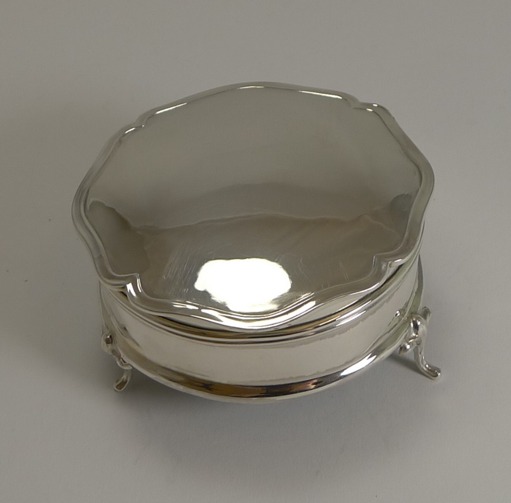 English Sterling Silver Jewellery or Ring Box by William Hutton - 1930