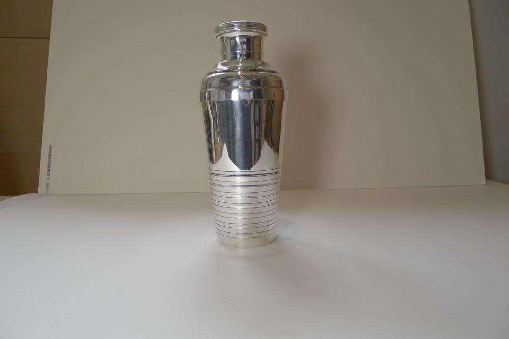 Stylish Art Deco Cocktail Shaker by Christofle, Paris c.1940 View VII