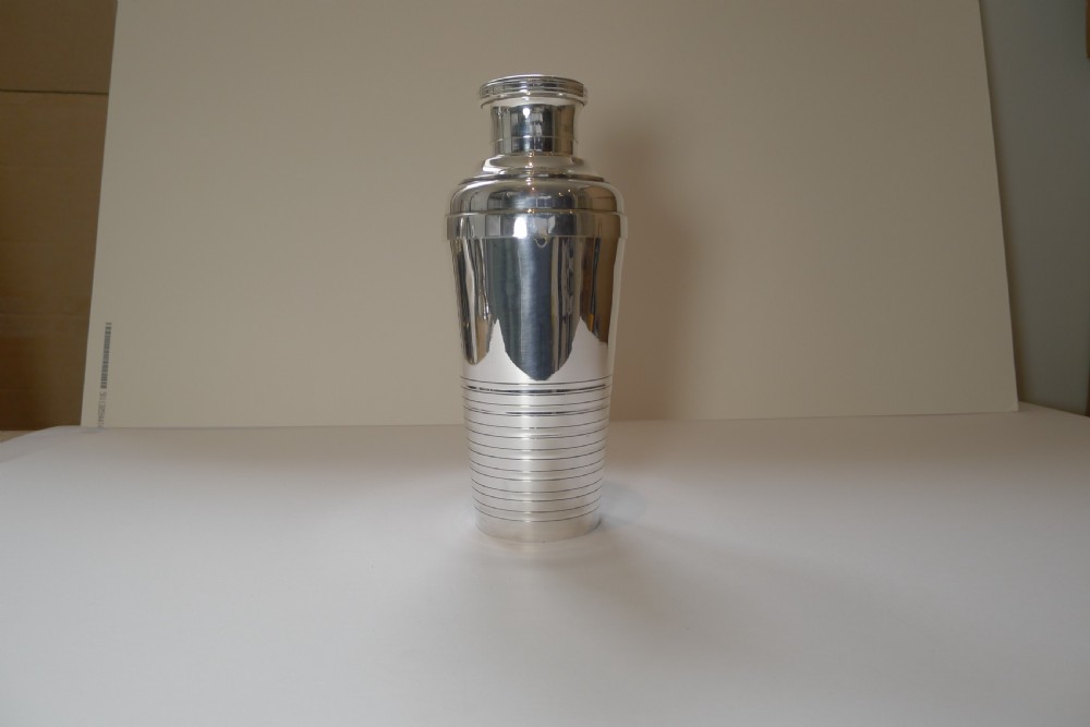 Stylish Art Deco Cocktail Shaker by Christofle, Paris c.1940 View VIII