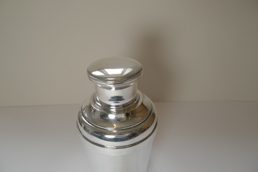 Stylish Art Deco Cocktail Shaker by Christofle, Paris c.1940 View IX