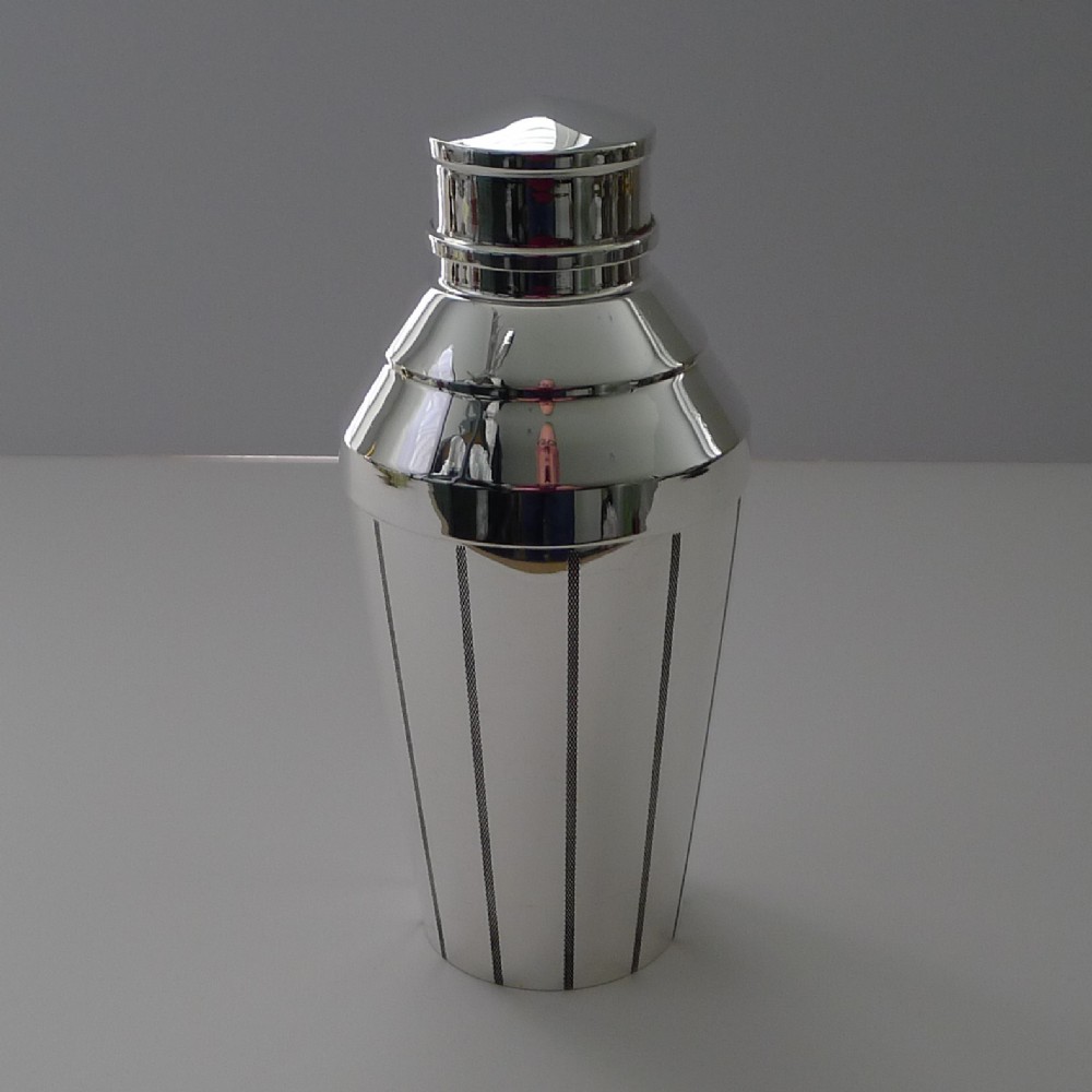 Smart Late Art Deco Cocktail Shaker In Silver Plate c.1940