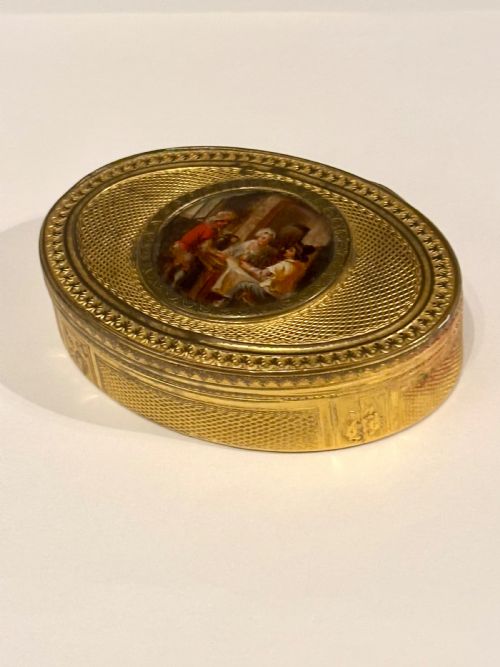 ANTIQUE 19TH CENTURY OVAL GILT METAL SNUFF BOX WITH INSET HAND PAINTED PLAQUE - ADDITIONAL PHOTO 3