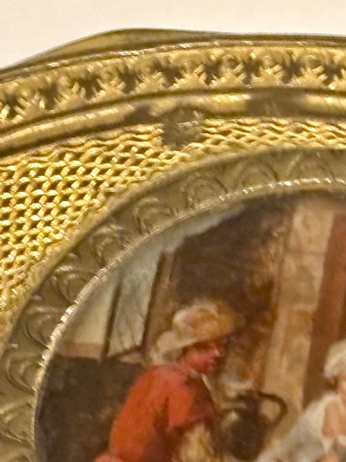 ANTIQUE 19TH CENTURY OVAL GILT METAL SNUFF BOX WITH INSET HAND PAINTED PLAQUE - ADDITIONAL PHOTO 4