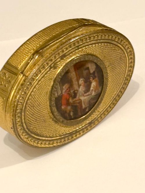 ANTIQUE 19TH CENTURY OVAL GILT METAL SNUFF BOX WITH INSET HAND PAINTED PLAQUE - ADDITIONAL PHOTO 5