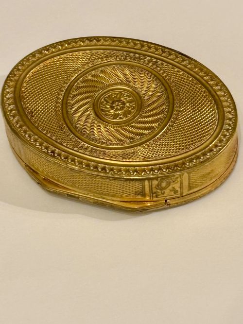 ANTIQUE 19TH CENTURY OVAL GILT METAL SNUFF BOX WITH INSET HAND PAINTED PLAQUE - ADDITIONAL PHOTO 6