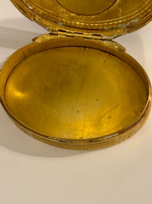 ANTIQUE 19TH CENTURY OVAL GILT METAL SNUFF BOX WITH INSET HAND PAINTED PLAQUE - ADDITIONAL PHOTO 11