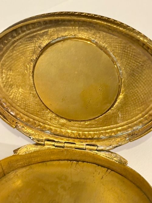 ANTIQUE 19TH CENTURY OVAL GILT METAL SNUFF BOX WITH INSET HAND PAINTED PLAQUE - ADDITIONAL PHOTO 12