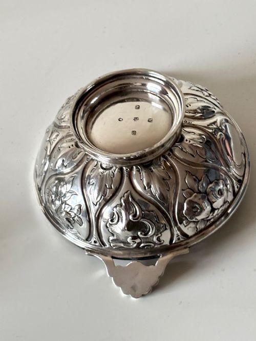 A VICTORIAN SILVER QUAICH MARTIN HALL CO SHEFFIELD 1856 - ADDITIONAL PHOTO 4