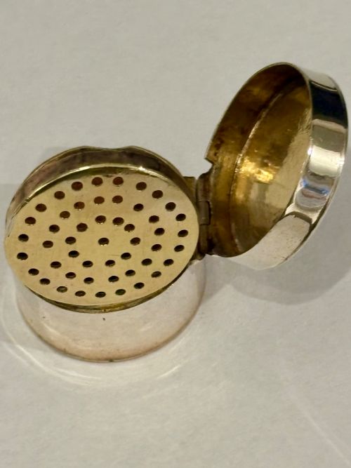 GEORGE III SILVER GILT VINAIGRETTE RARE CYLINDRICAL CIRCULAR FORM WITH SPONGE - ADDITIONAL PHOTO 2