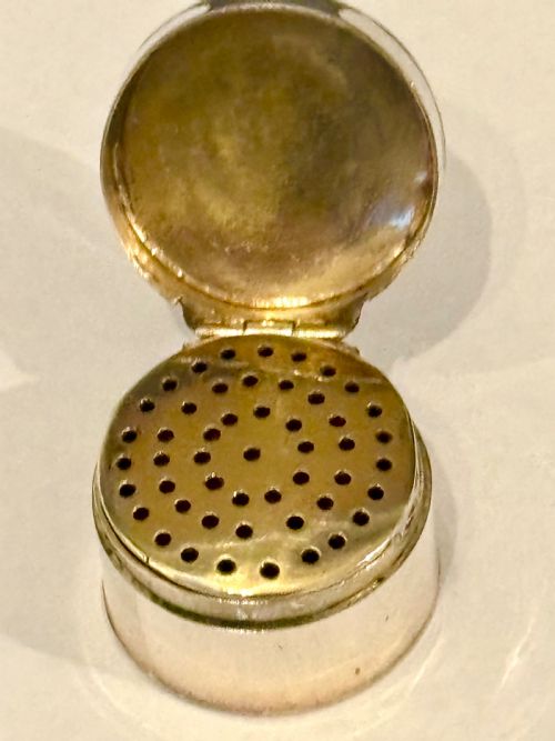 GEORGE III SILVER GILT VINAIGRETTE RARE CYLINDRICAL CIRCULAR FORM WITH SPONGE - ADDITIONAL PHOTO 3