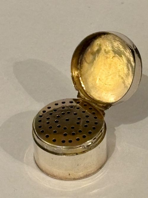 GEORGE III SILVER GILT VINAIGRETTE RARE CYLINDRICAL CIRCULAR FORM WITH SPONGE - ADDITIONAL PHOTO 4