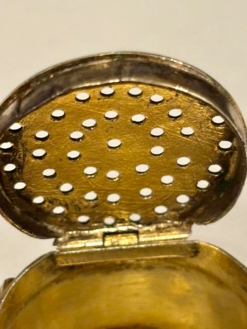 GEORGE III SILVER GILT VINAIGRETTE RARE CYLINDRICAL CIRCULAR FORM WITH SPONGE - ADDITIONAL PHOTO 9