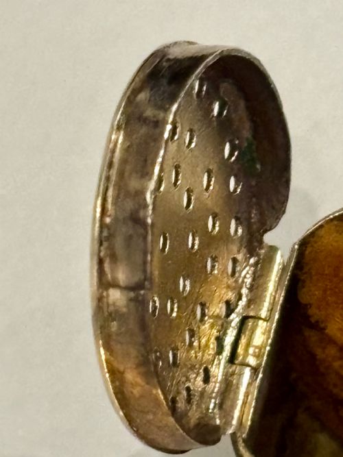 GEORGE III SILVER GILT VINAIGRETTE RARE CYLINDRICAL CIRCULAR FORM WITH SPONGE - ADDITIONAL PHOTO 10