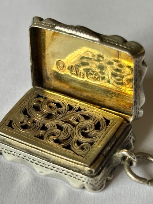 SILVER GILT VICTORIAN VINAIGRETTE BIRMINGHAM 1856 ALFRED TAYLOR WITH SPONGE - ADDITIONAL PHOTO 2