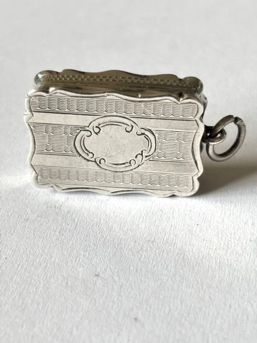 SILVER GILT VICTORIAN VINAIGRETTE BIRMINGHAM 1856 ALFRED TAYLOR WITH SPONGE - ADDITIONAL PHOTO 3