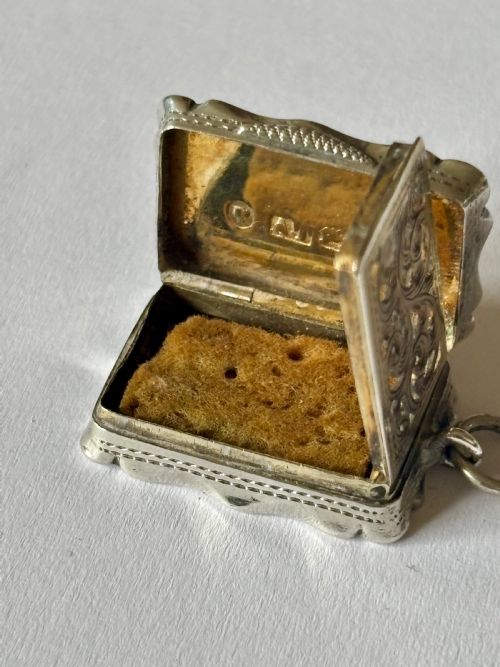 SILVER GILT VICTORIAN VINAIGRETTE BIRMINGHAM 1856 ALFRED TAYLOR WITH SPONGE - ADDITIONAL PHOTO 6