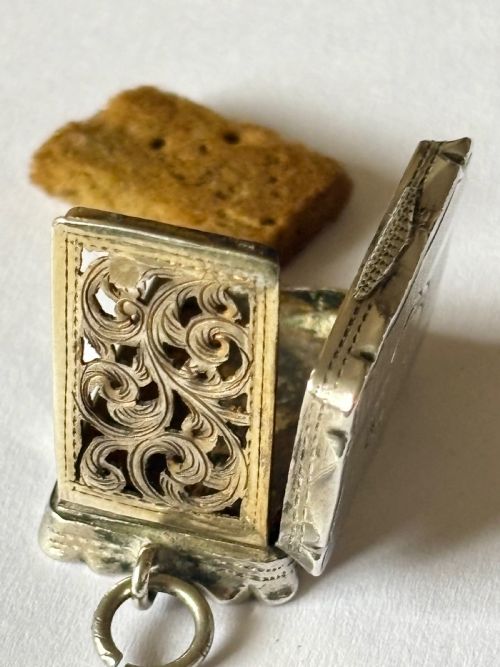 SILVER GILT VICTORIAN VINAIGRETTE BIRMINGHAM 1856 ALFRED TAYLOR WITH SPONGE - ADDITIONAL PHOTO 9