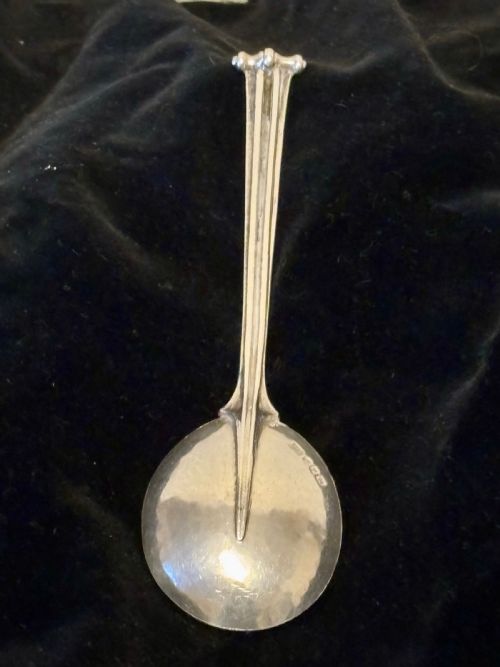 LESLIE GORDON DURBIN SILVER SPOON LONDON 1950 WITH REEDED HANDLE SCROLL FINIAL - ADDITIONAL PHOTO 6